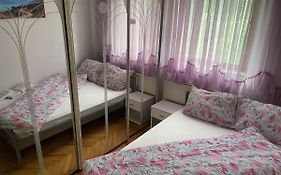 Slatka Sobica Za Dvoje Sa Upotrebom Zajednicke Kuhinje I Kupaonice